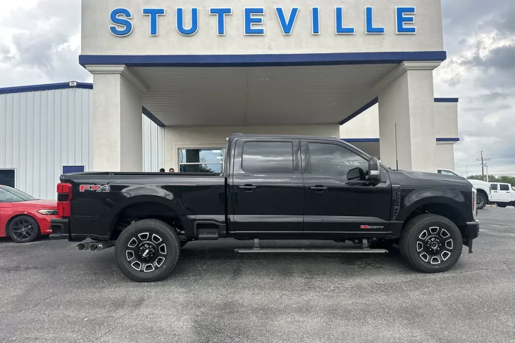 2025 Ford F-250 Platinum photo 1