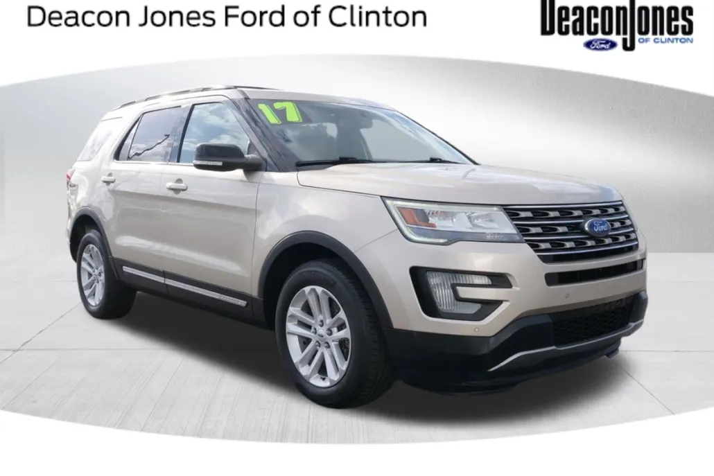 2017 Ford Explorer XLT photo 1