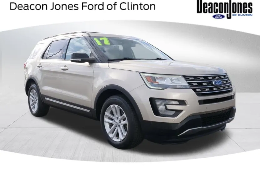 2017 Ford Explorer XLT photo 1