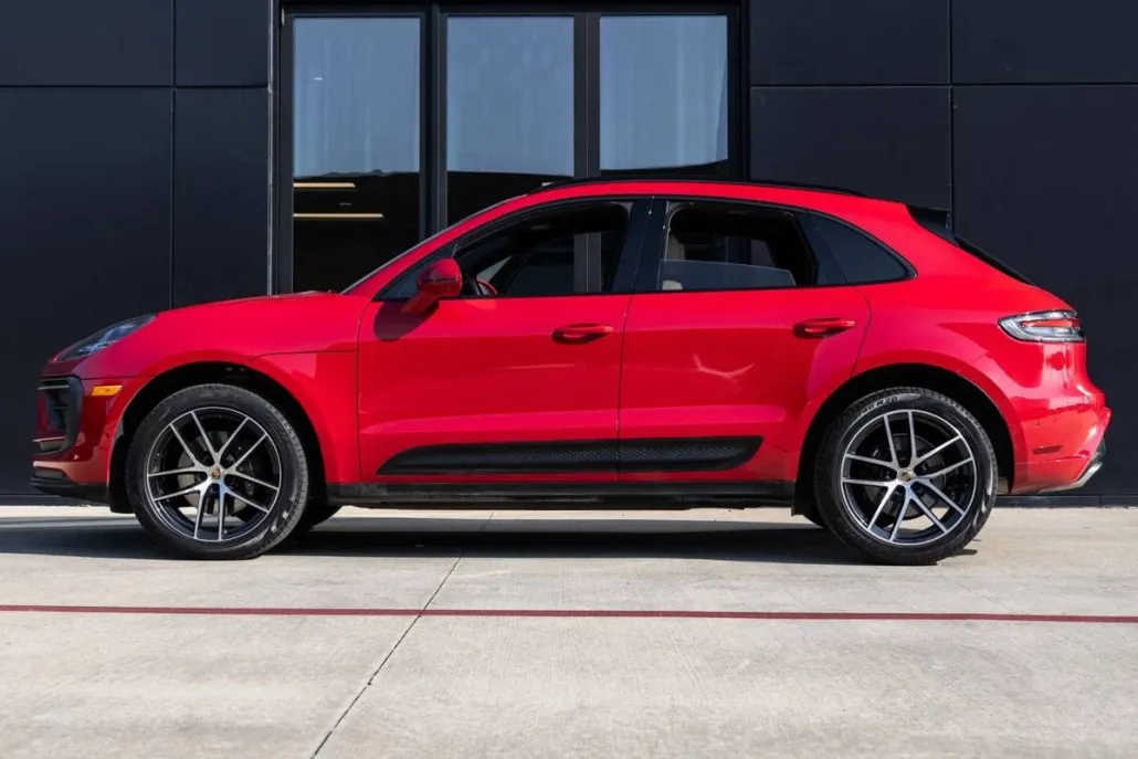 2023 Porsche Macan T photo 1