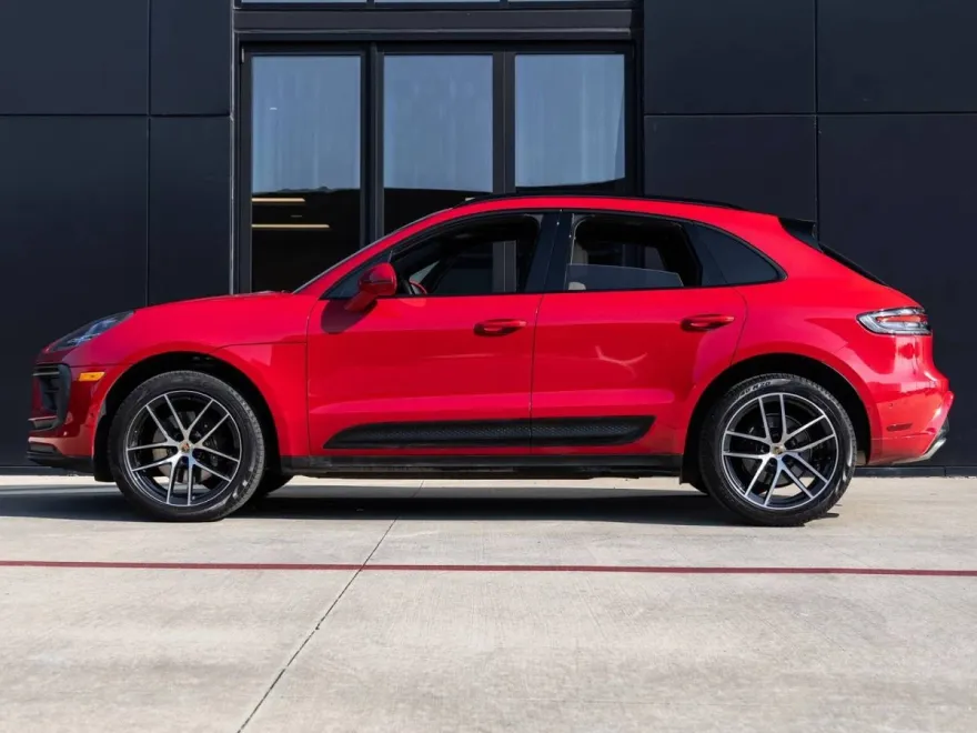 2023 Porsche Macan T photo 1