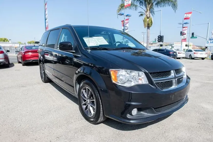 2017 Dodge Grand Caravan SXT photo 1