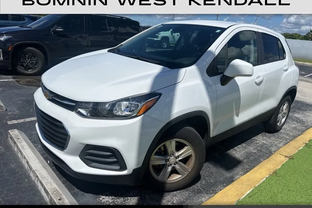 2022 Chevrolet Trax LS photo 1