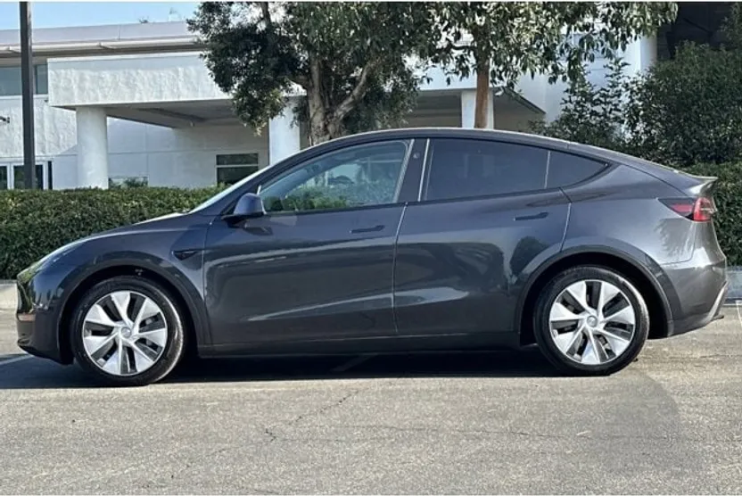 2024 Tesla Model Y Long Range photo 1