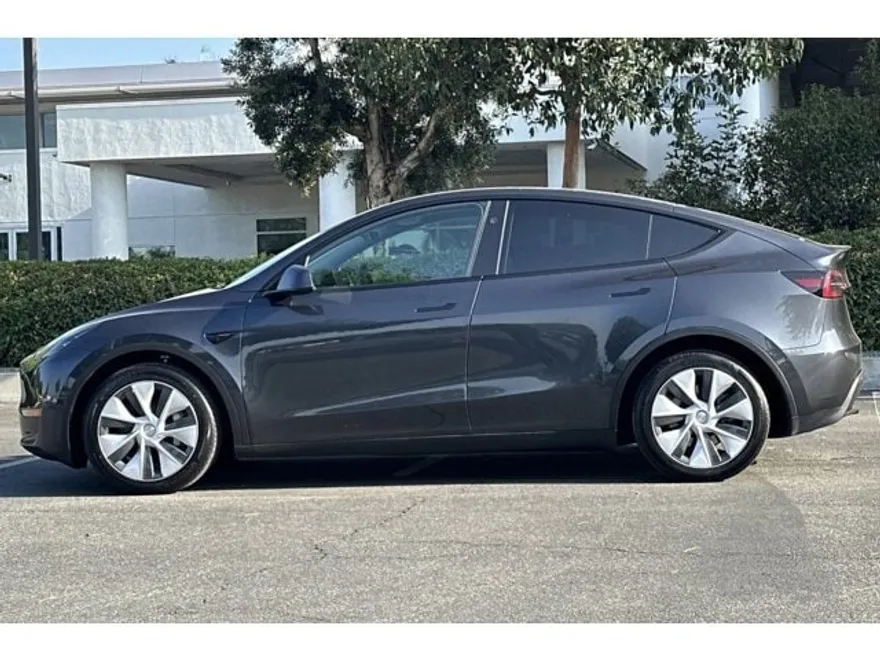 2024 Tesla Model Y Long Range photo 1
