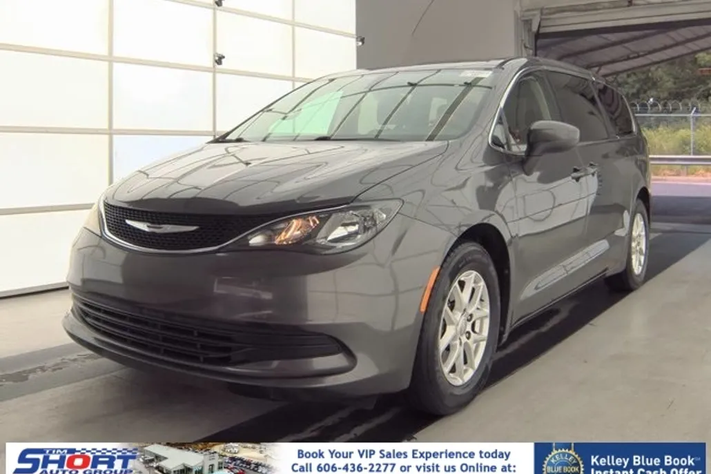 2017 Chrysler Pacifica LX photo 1