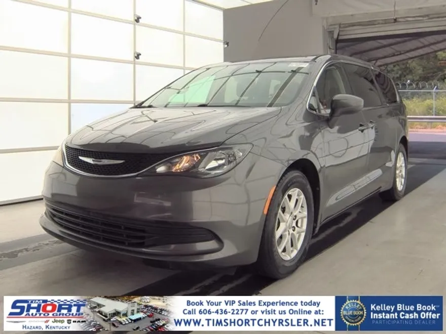 2017 Chrysler Pacifica LX photo 1