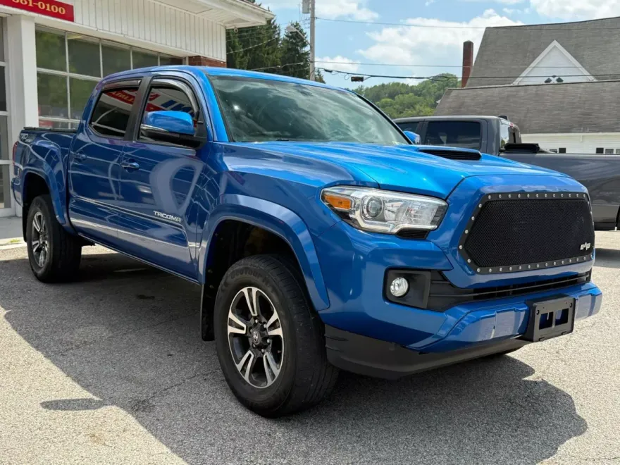 2017 Toyota Tacoma Double Cab SR photo 1
