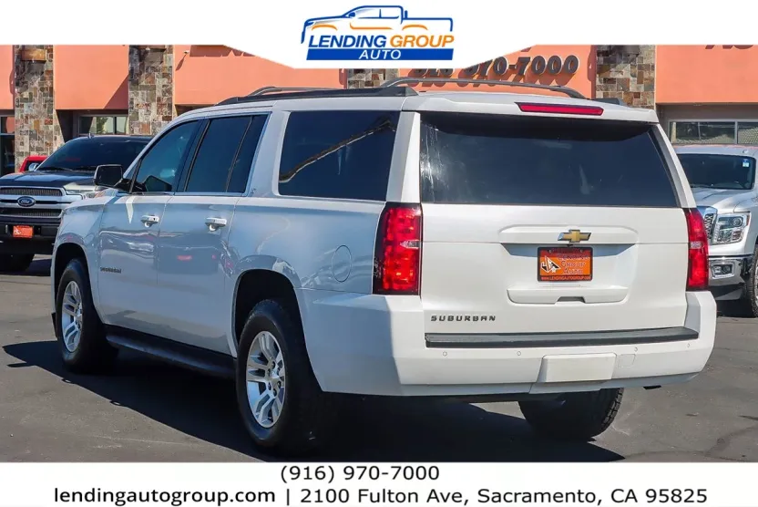 2017 Chevrolet Suburban LT photo 1