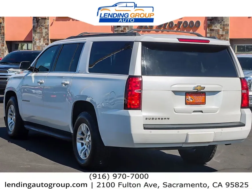 2017 Chevrolet Suburban LT photo 1