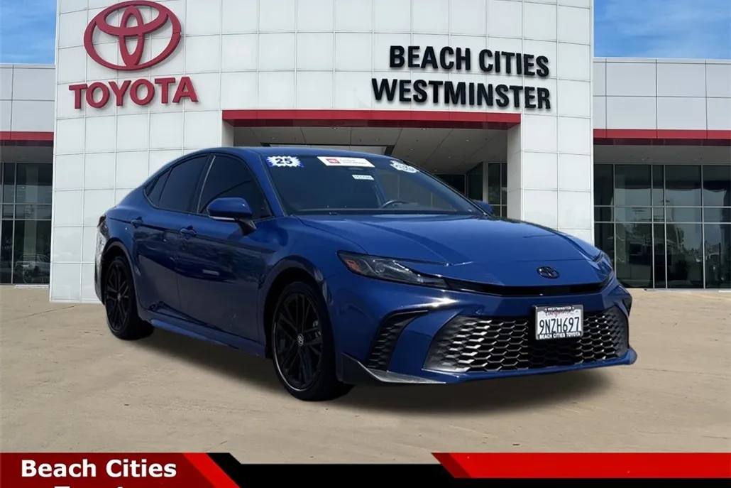 2025 Toyota Camry SE photo 1