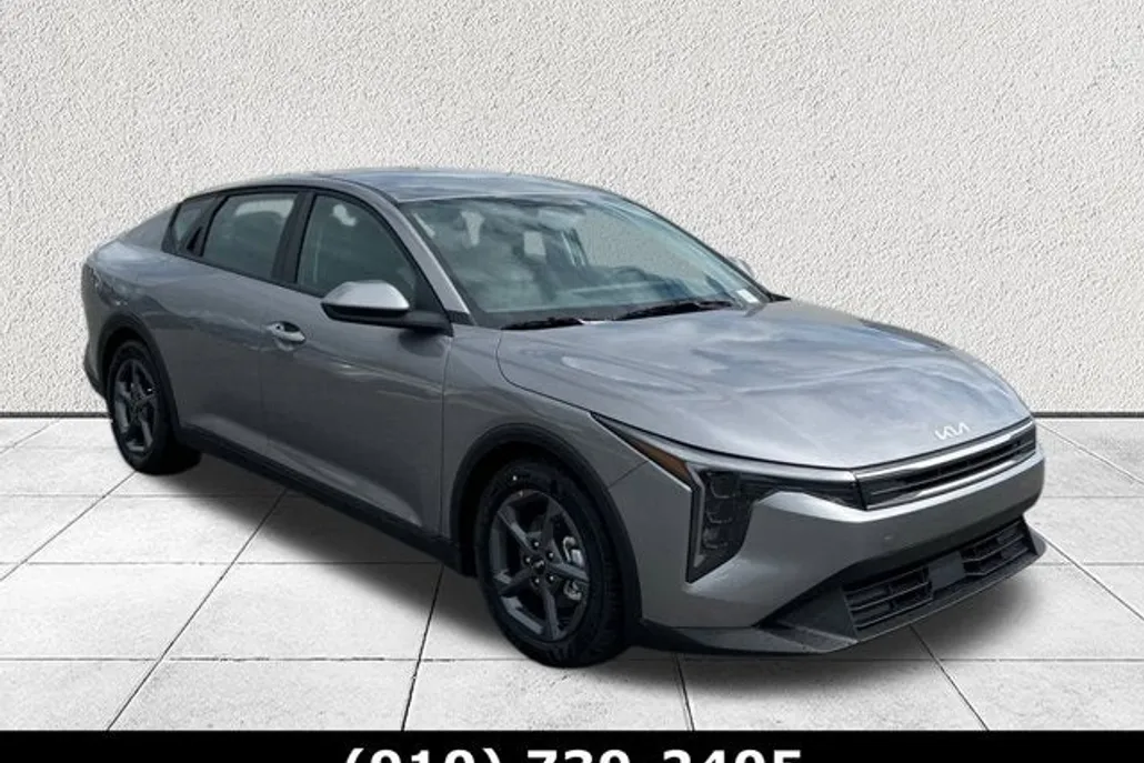 2025 Kia K4 LXS photo 1