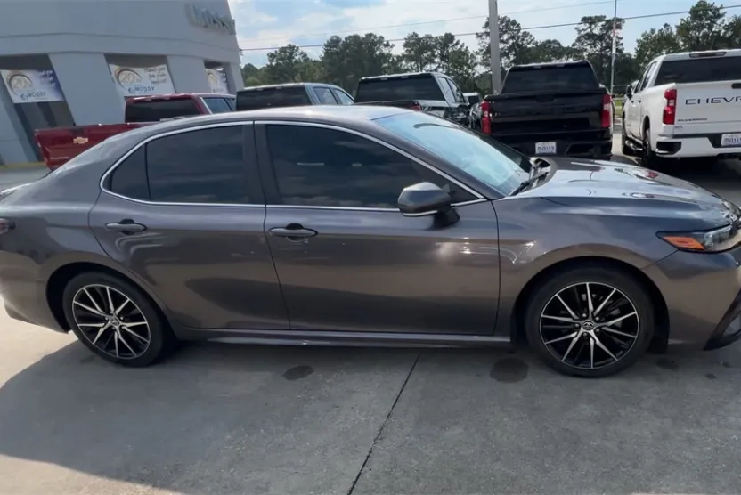 2022 Toyota Camry SE photo 1