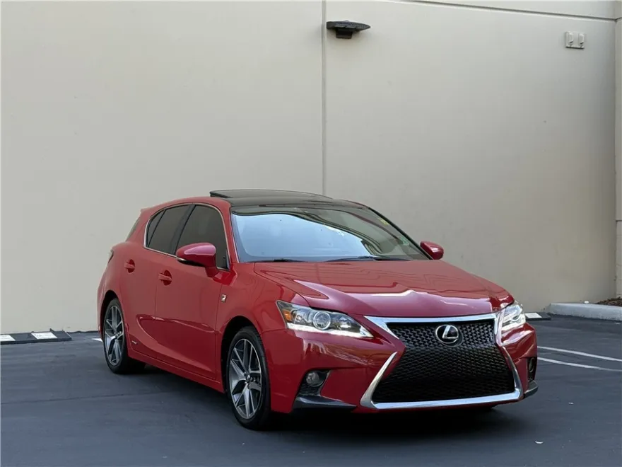 2016 Lexus CT 200h photo 1