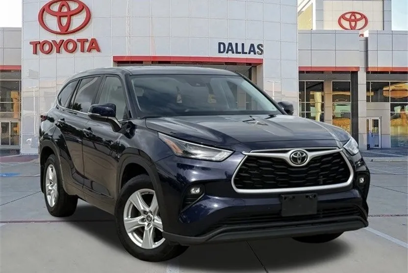 2023 Toyota Highlander LE photo 1