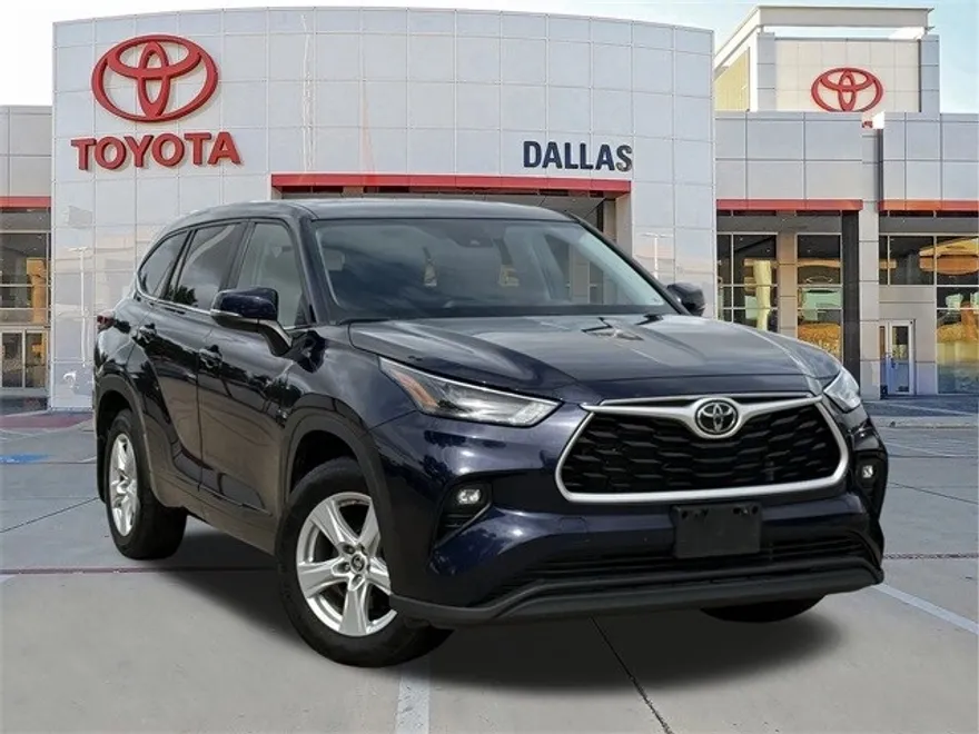 2023 Toyota Highlander LE photo 1