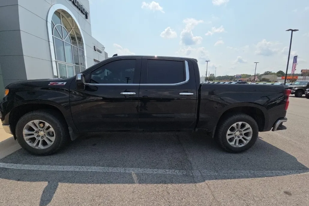 2023 Chevrolet Silverado 1500 LTZ photo 1