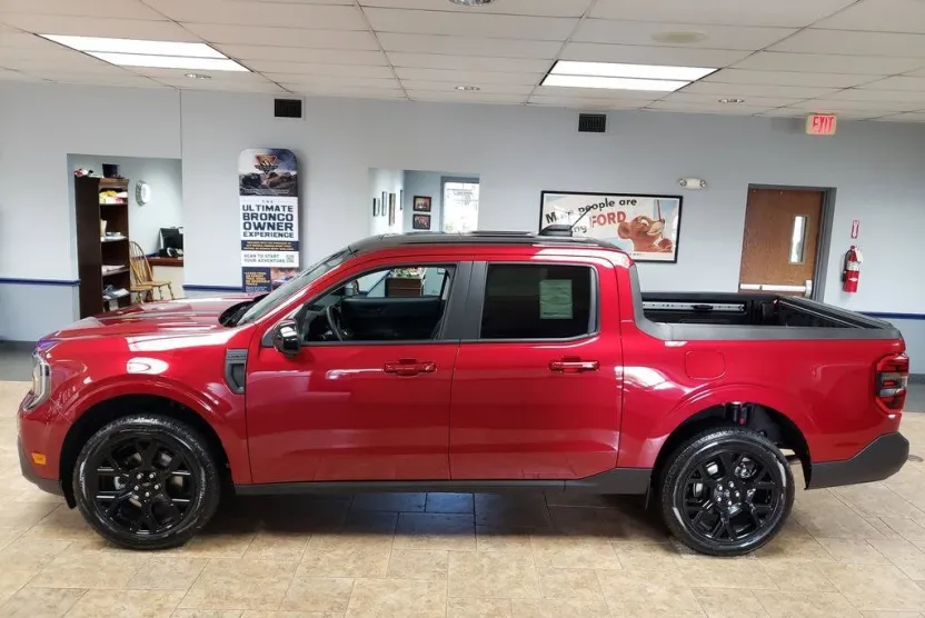 2025 Ford Maverick Lariat photo 1