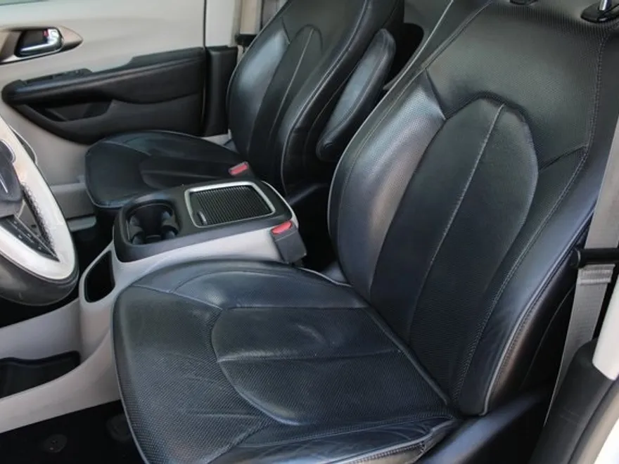2019 Chrysler Pacifica Limited photo 1