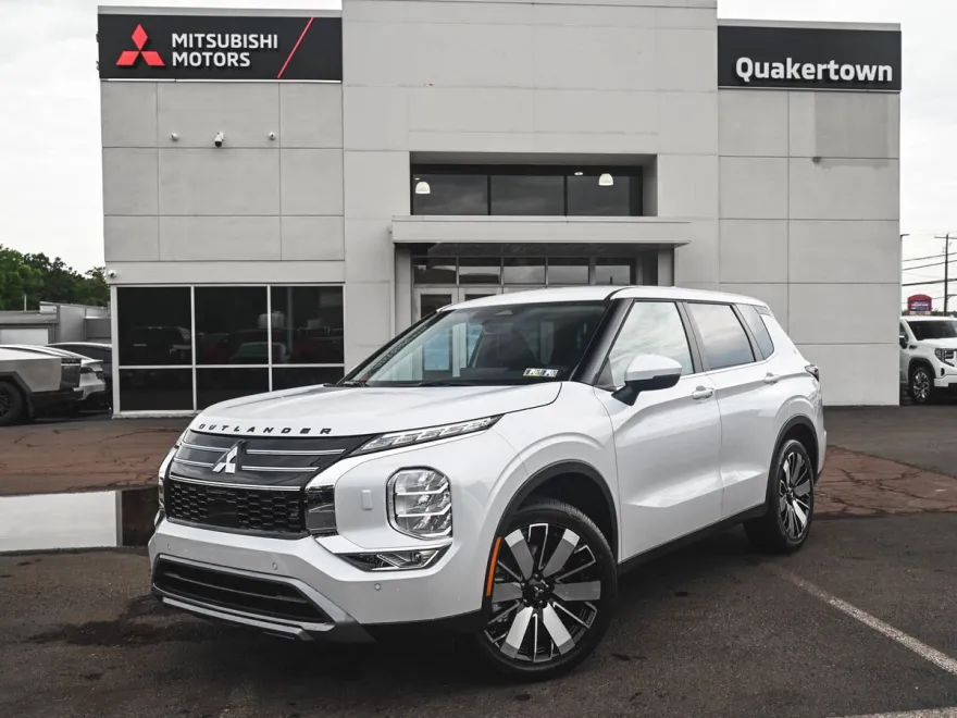 2025 Mitsubishi Outlander SE photo 1