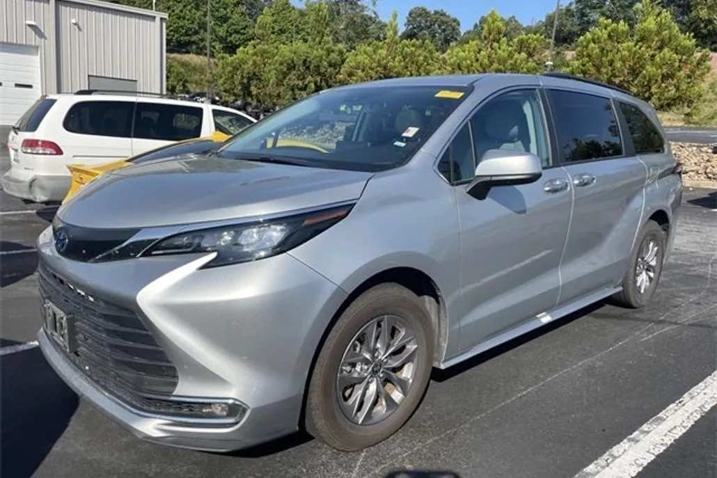 2024 Toyota Sienna XLE photo 1