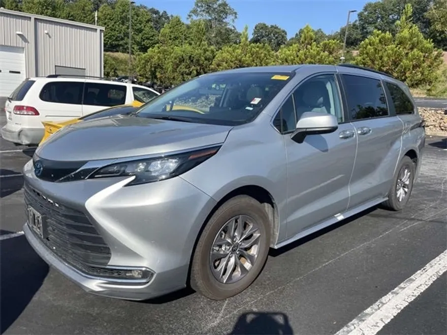 2024 Toyota Sienna XLE photo 1