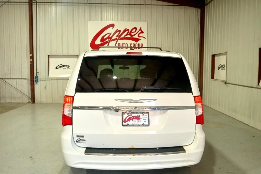 2014 Chrysler Town & Country Touring photo 1