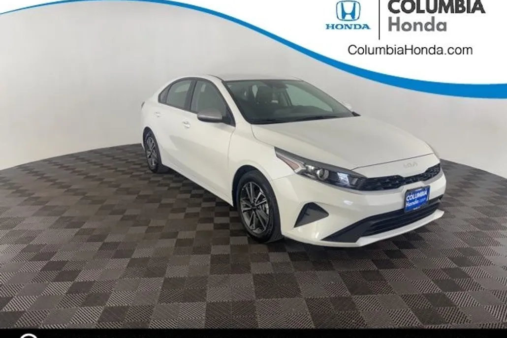 2023 Kia Forte LXS photo 1