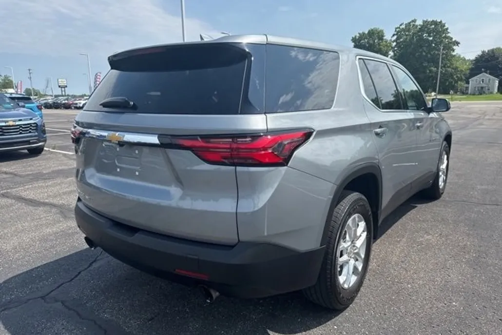 2023 Chevrolet Traverse LS photo 1