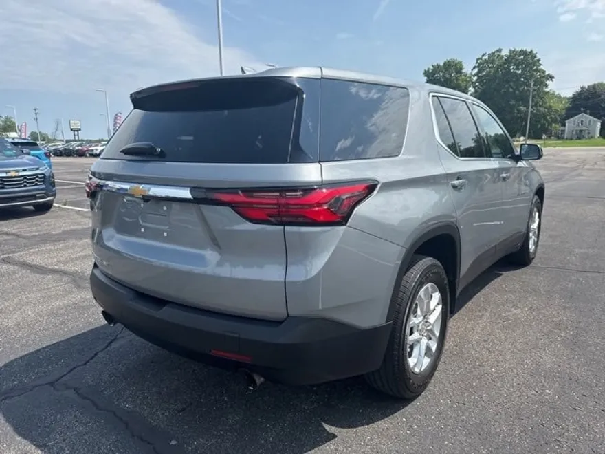 2023 Chevrolet Traverse LS photo 1