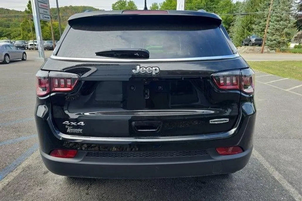 2024 Jeep Compass Latitude Lux photo 1