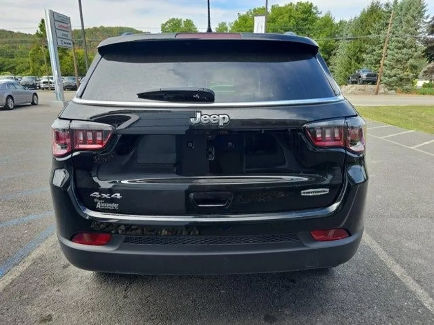 2024 Jeep Compass Latitude Lux photo 1