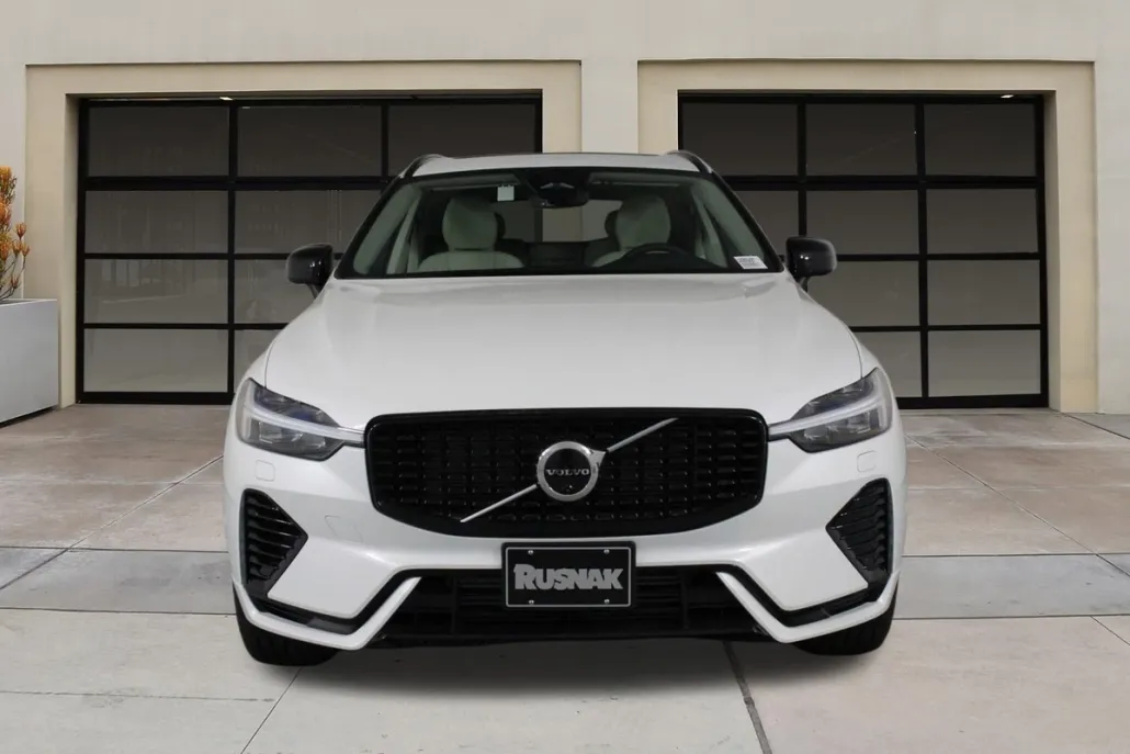 2025 Volvo XC60 Hybrid T8 Plus photo 1