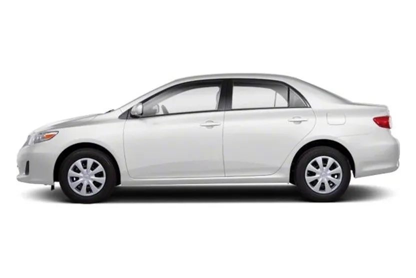 2013 Toyota Corolla LE photo 1