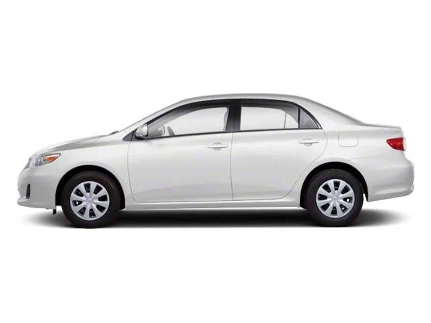 2013 Toyota Corolla LE photo 1