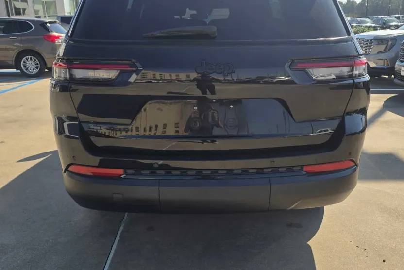 2023 Jeep Grand Cherokee Altitude photo 1