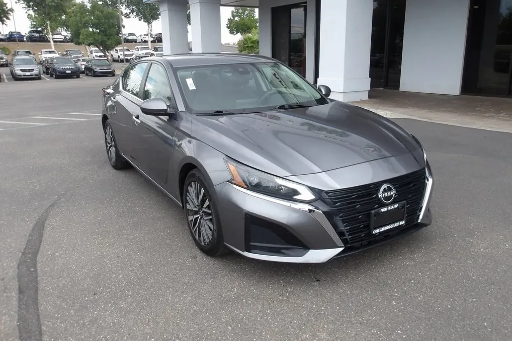 2023 Nissan Altima 2.5 SV photo 1