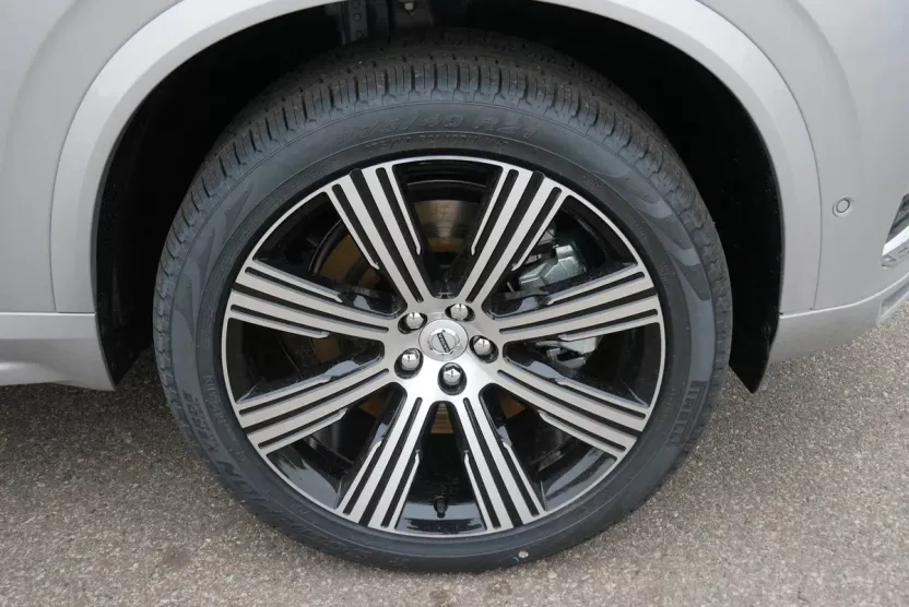 2025 Volvo XC90 T8 photo 1