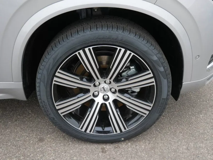 2025 Volvo XC90 T8 photo 1