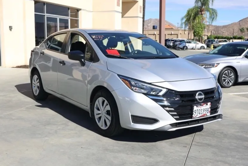 2025 Nissan Versa 1.6 S photo 1