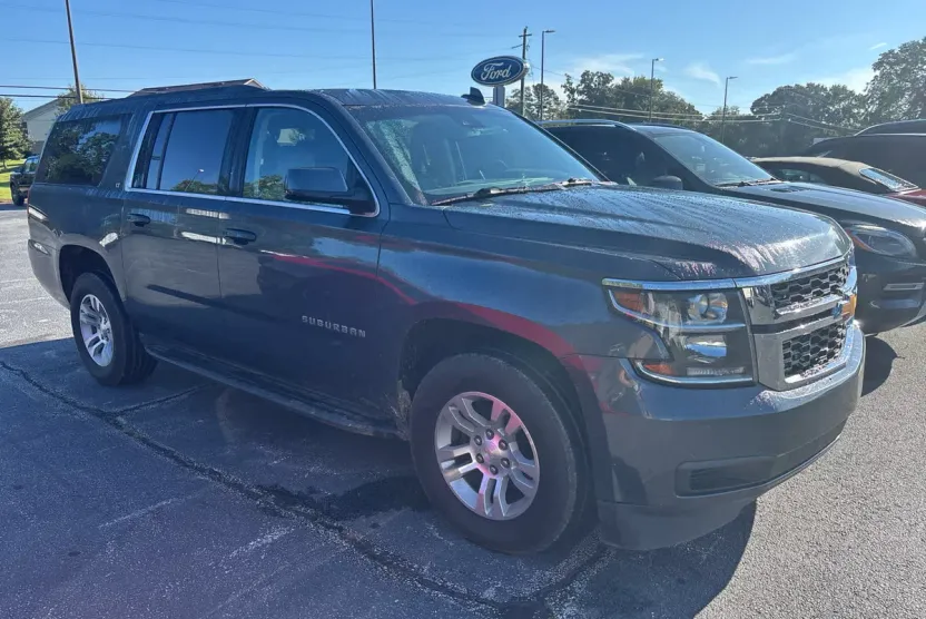 2020 Chevrolet Suburban LT photo 1