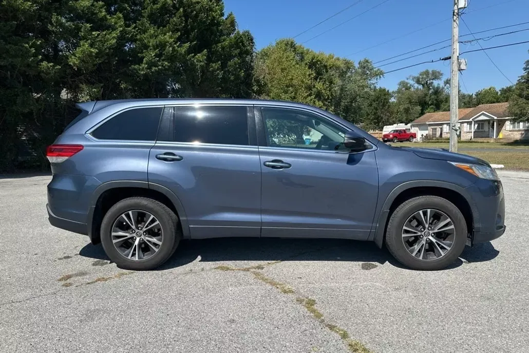 2018 Toyota Highlander LE photo 1