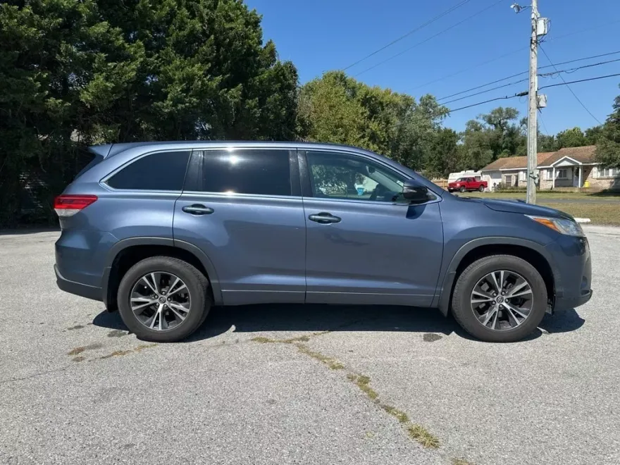 2018 Toyota Highlander LE photo 1