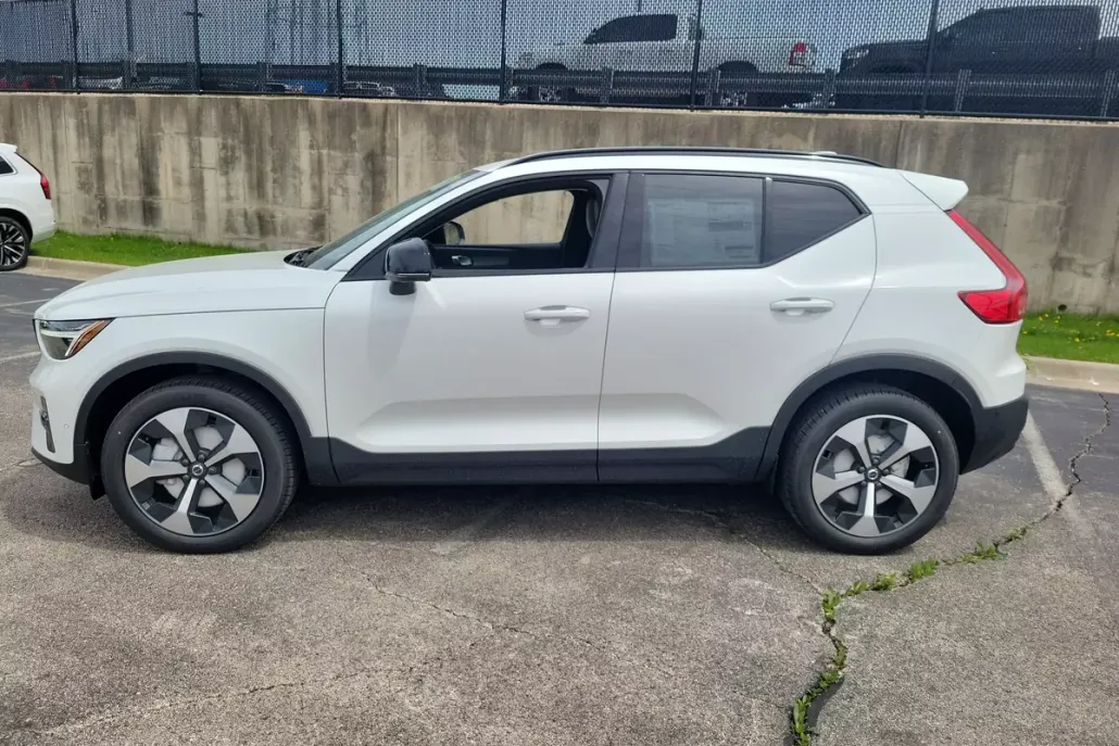 2025 Volvo XC40 Plus photo 1
