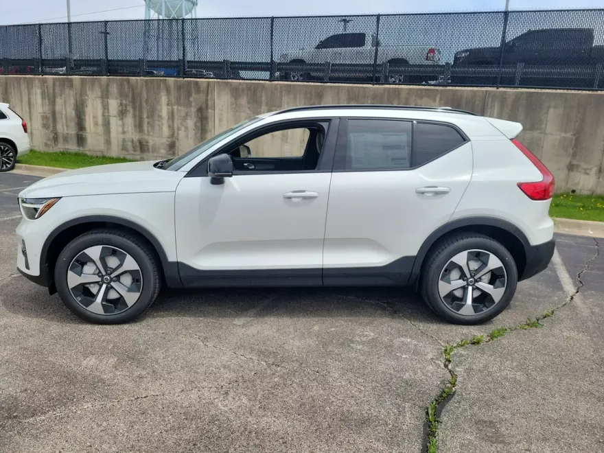 2025 Volvo XC40 Plus photo 1