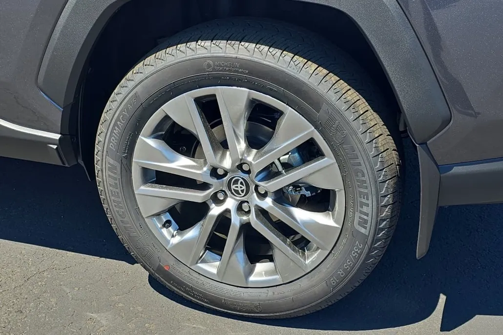 2025 Toyota RAV4 XLE Premium photo 1