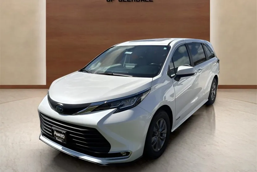 2021 Toyota Sienna XLE photo 1