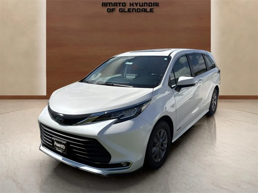 2021 Toyota Sienna XLE photo 1