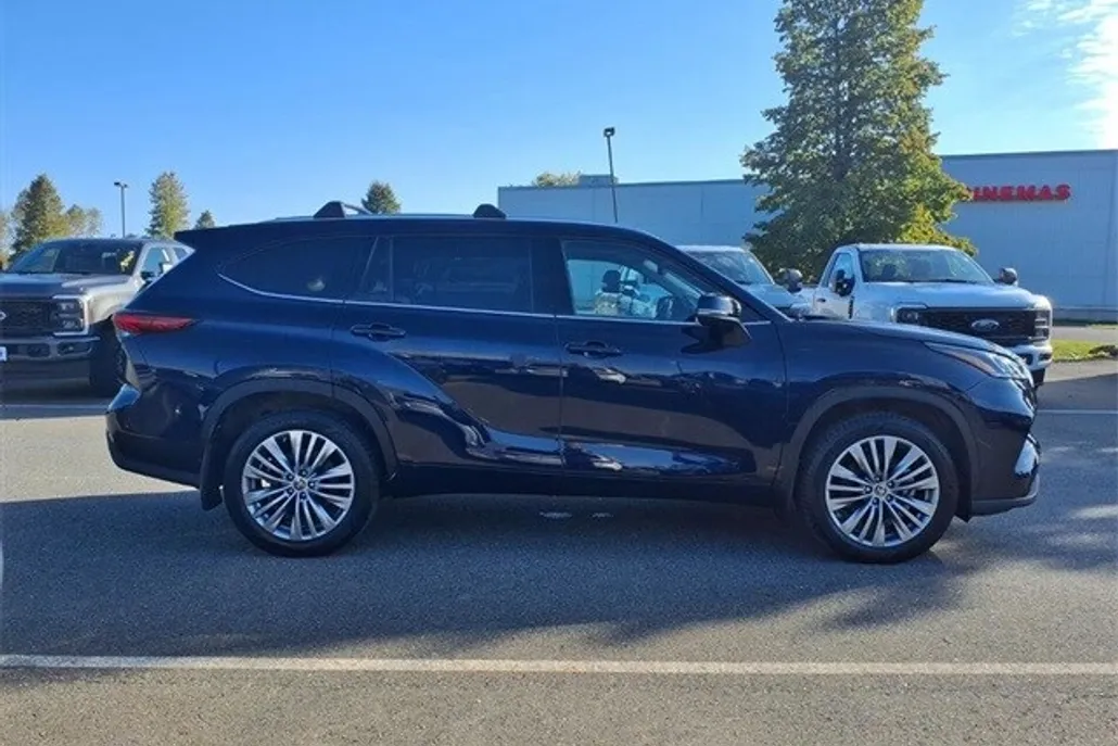 2022 Toyota Highlander Platinum photo 1