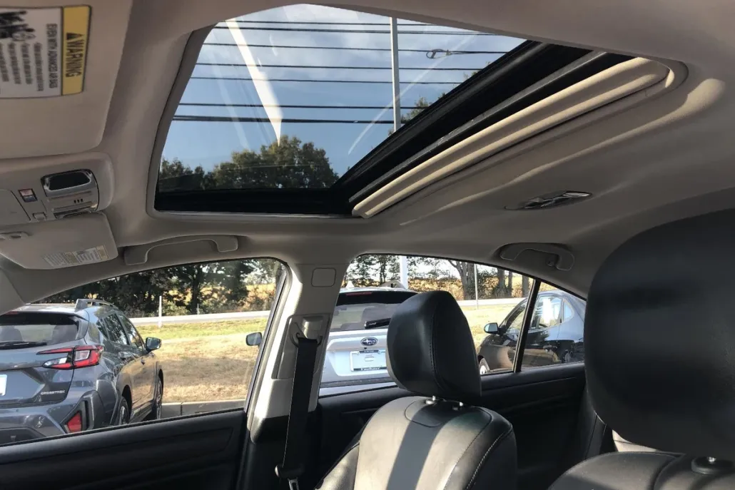 2017 Subaru Legacy 3.6R Limited photo 1